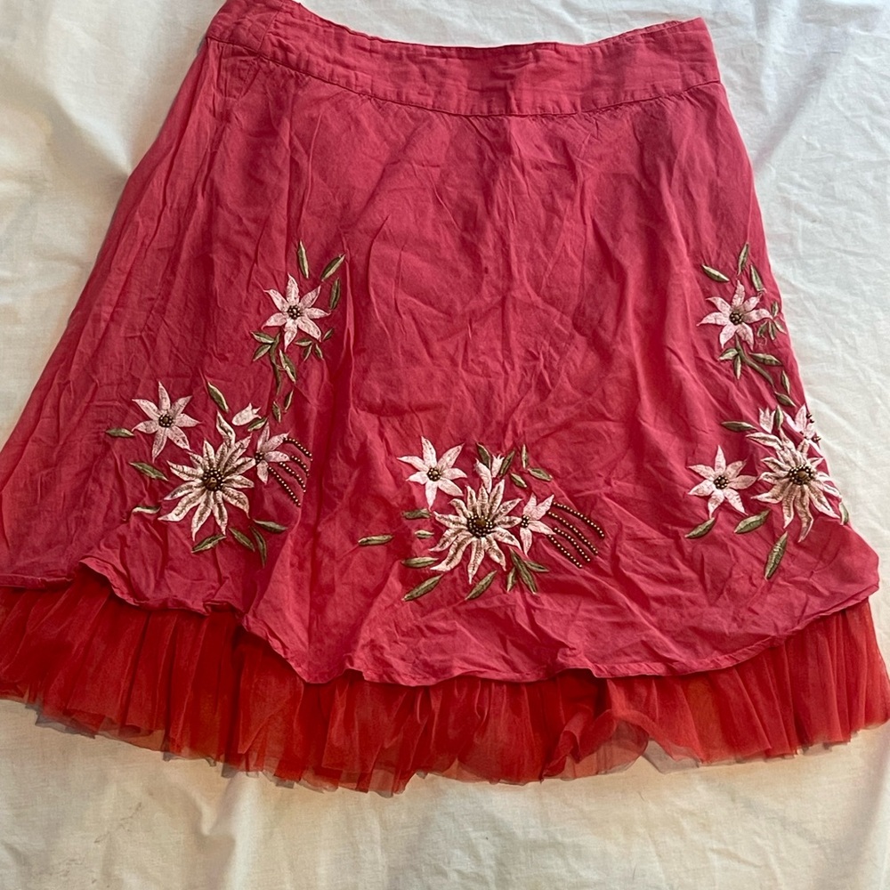 Chic Floral Embroidered Midi Skirt in pink/coral